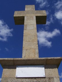 Croix mémorielle aux victimes de la guerre de 1793-1794 (érigée en 1839 au centre du cimetière)