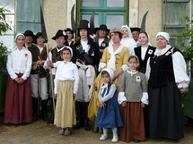 Les Brigands du Bocage en costume (à droite, la présidente, Ghislaine Herbreteau)