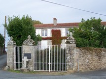 Le logis de Beauregard et la croix de l'abbé Nicolas près de Mortagne (sur la commune de Saint-Christophe-du-Bois)