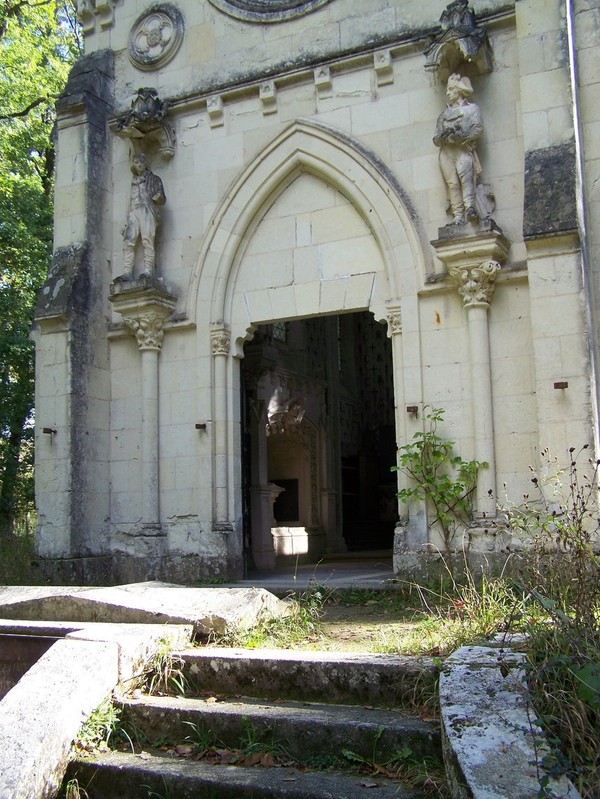 Les deux vantaux de la porte ont été arrachés