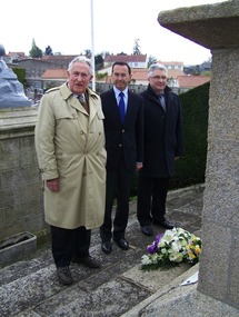 Le dépôt de gerbe de Jehan de Dreuzy, président du Souvenir Vendéen, Bruno Retailleau, président du Conseil général de la Vendée, et Jean-Claude Giraud, maire de La Gaubretière