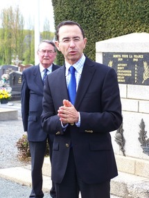 L'allocution de Bruno Retailleau (au second plan, Christian Mênard, délégué du Souvenir Vendéen pour le canton de Mortagne-sur-Sèvre)