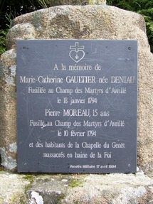 Plaque apposée par l'association Vendée Militaire en 1994 en mémoire de Marie-Catherine Gaultier, née Deniau, et Pierre Moreau, fusillés au Champ des Martyrs d'Avrillé, respectivement le 18 janvier et le 10 février 1794