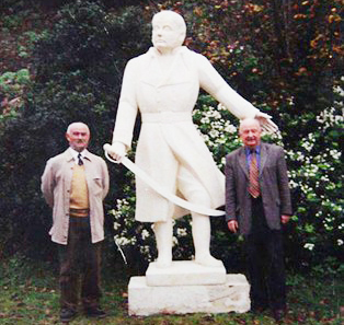 Au pied de la statue de Cadouadal, l'ancien maire d'Auray, Michel Nael et le sculpteur, André Jouannic.