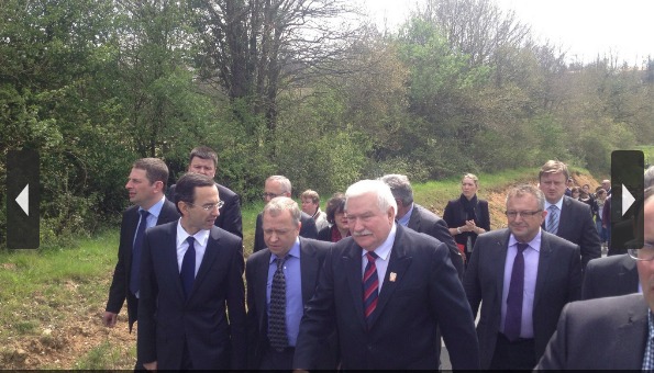 Lech Walesa et Bruno Retailleau à l'inauguration du Jardin du Pardon (diaporama)