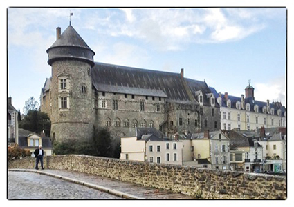 Le château de Laval et le vieux pont, par où est entrée l'armée vendéenne