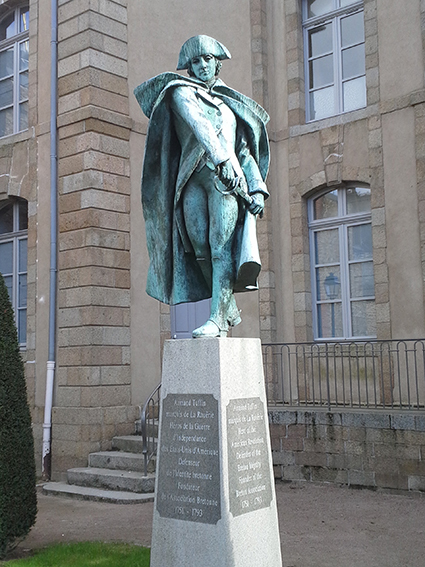 Fougères : Statue du marquis de La Rouerie natif de Fougères, initiateur de la contre révolution