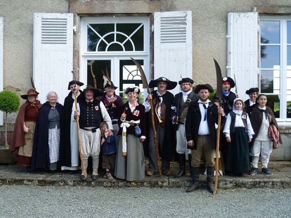 Apposition de la plaque commémorative pour Bernard de Marigny par la troupe des Cœurs de Chouans.