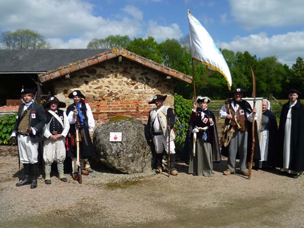 Apposition de la plaque commémorative pour Bernard de Marigny par la troupe des Cœurs de Chouans.