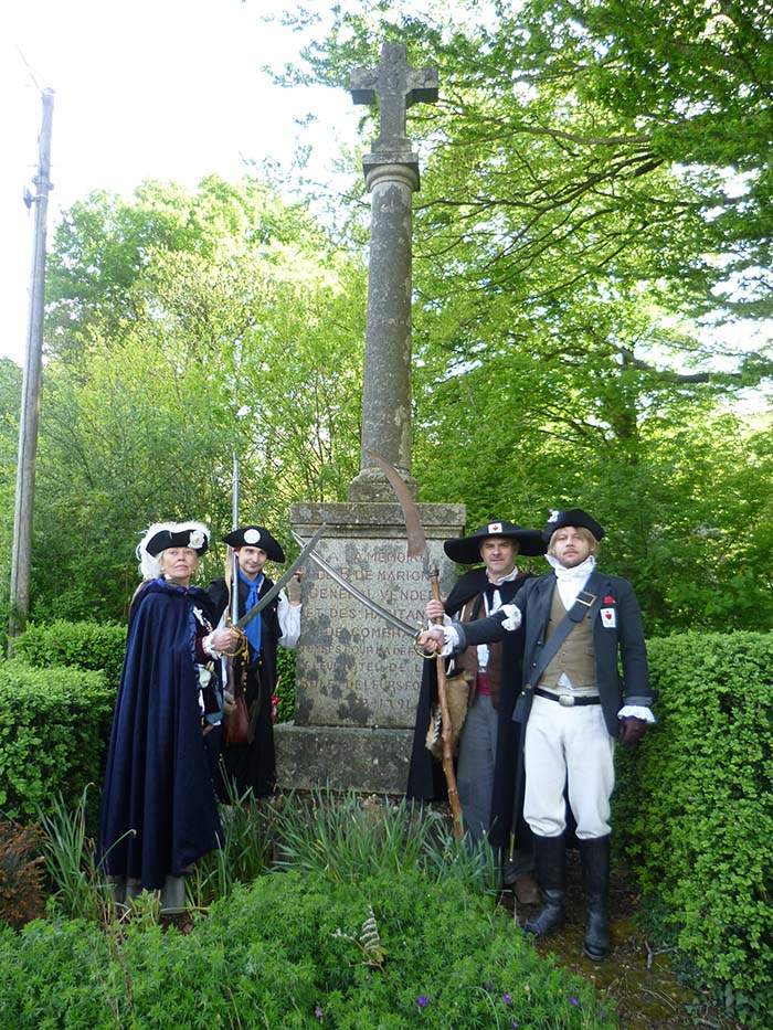 Apposition de la plaque commémorative pour Bernard de Marigny par la troupe des Cœurs de Chouans.