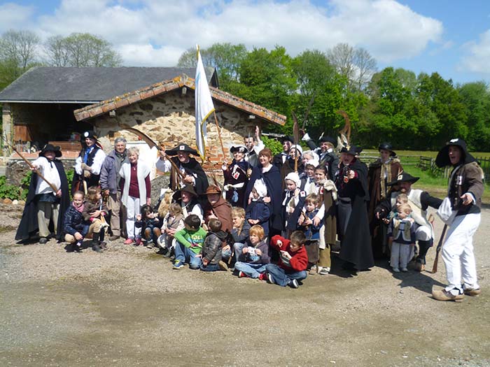 Apposition de la plaque commémorative pour Bernard de Marigny par la troupe des Cœurs de Chouans.