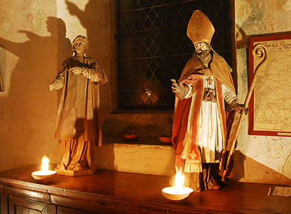 Statue de Saint Hilaire lors de la nuit des vitraux vendéens. Plus de 250 parsonnes participent à la manifestation et à la découverte originale de l’église !