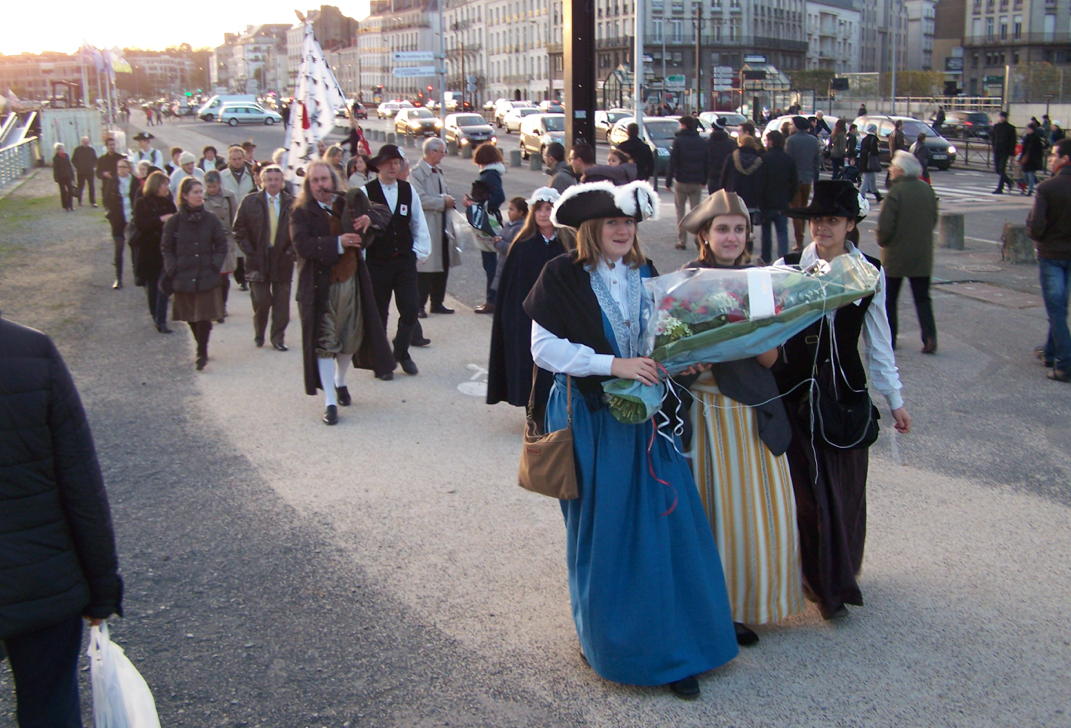 Sympathique manifestation des « Brigands du Bocage » avec le Souvenir Chouan de Bretagne… C'était avant la découverte de la manipulation, des détournements et autres divisions entretenues de manière préventive par une certaine Madame de Rocancourt.