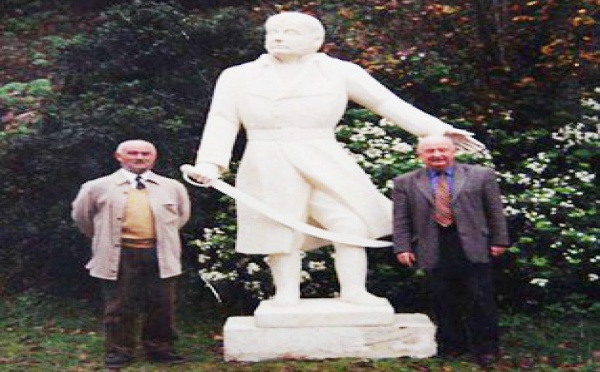 Mais que fait la Police à Auray ? Une statue de Cadoudal de plus de 3 m disparaît ! 