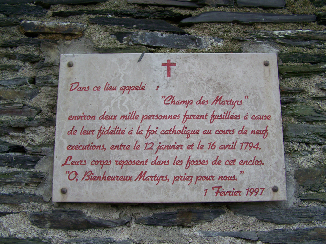 Plaque commémorative posée sur le mur de l'enclos en 1997